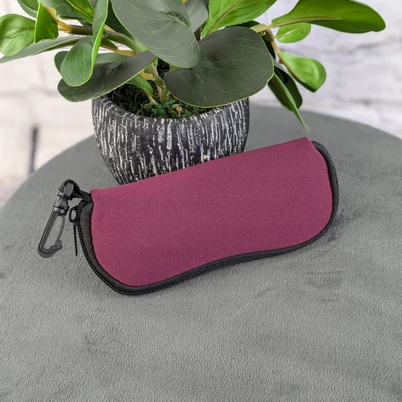 Red neoprene zippered glasses sunglasses case with clip - Picture 1 of 5